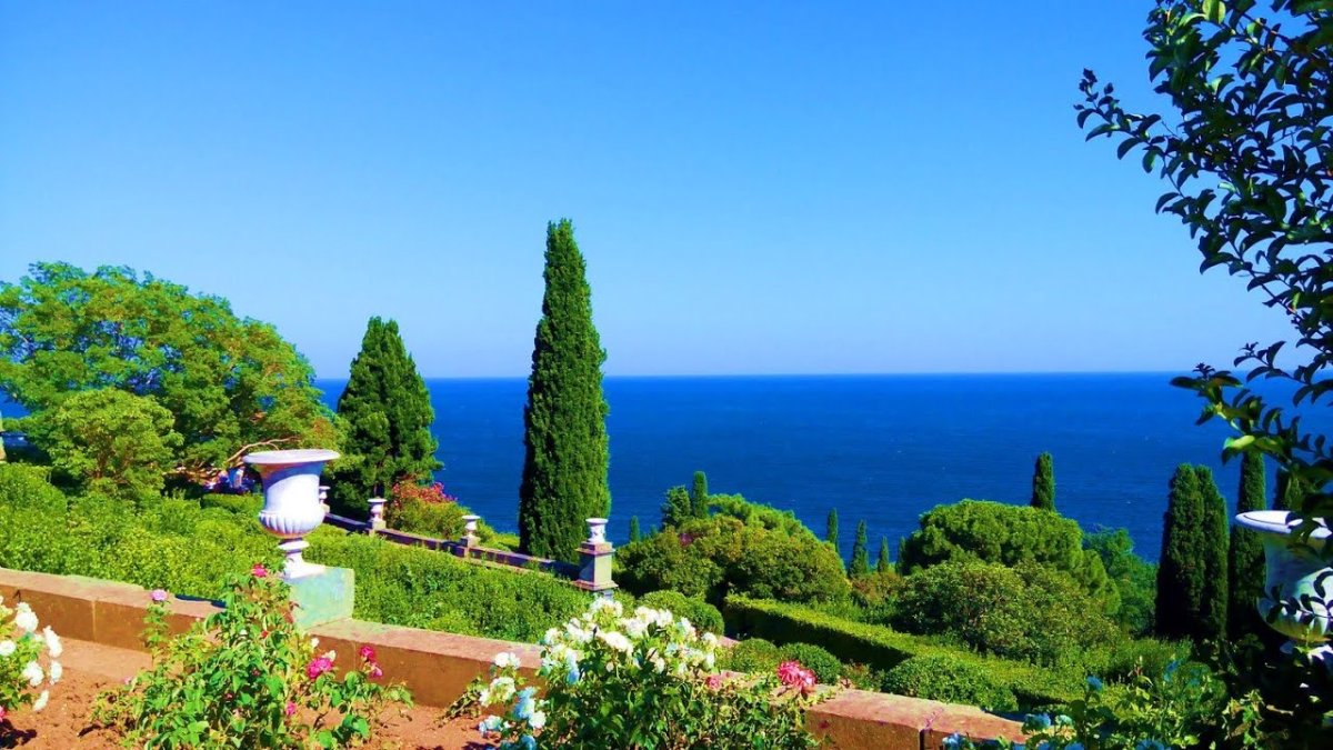 Крым Алупкинский дворец кипарисы