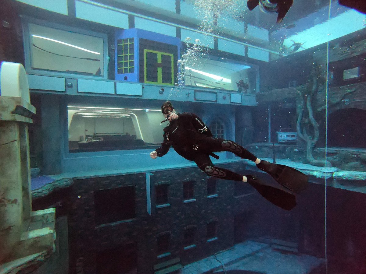 Deep Dive Dubai бассейн