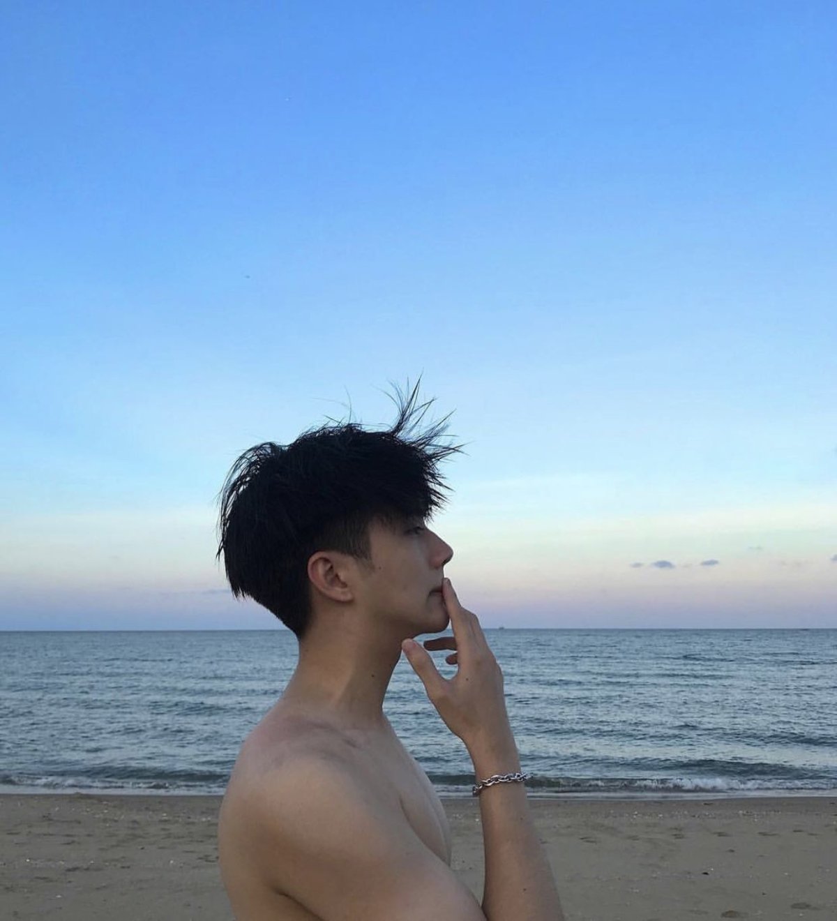 Корейцы парни на море
