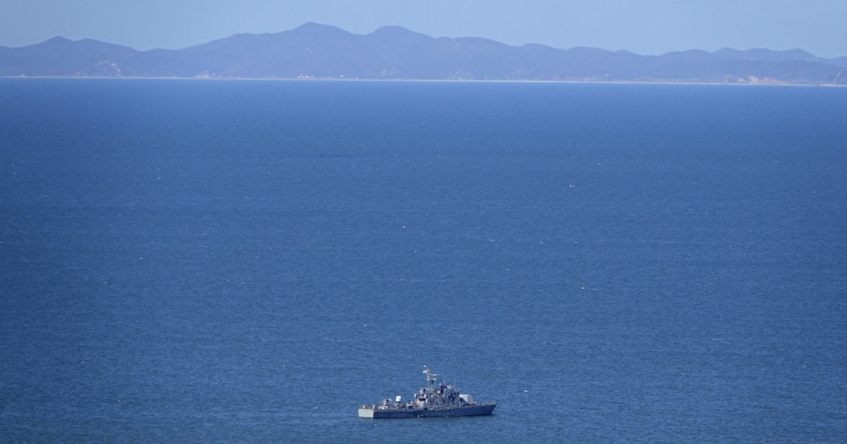 В Кореи в море корабли в 10 рядов дорог