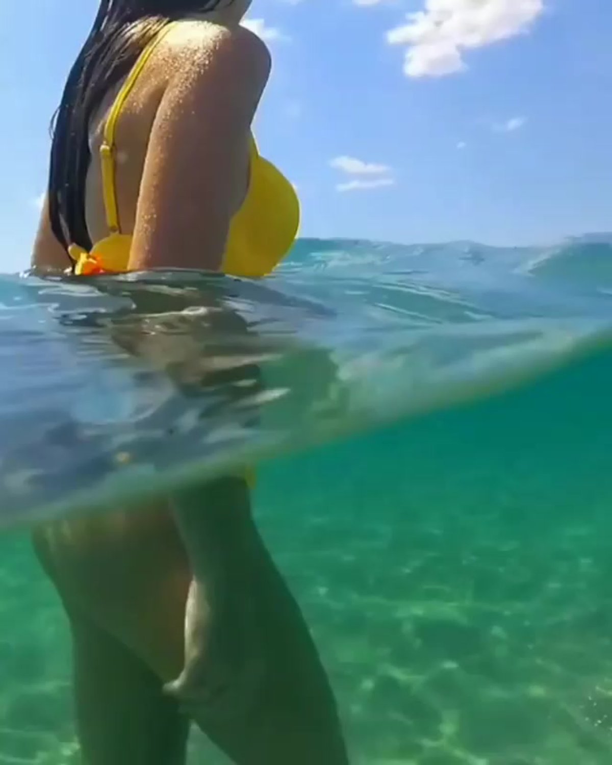 Залетели с девушкой в море. Случайно