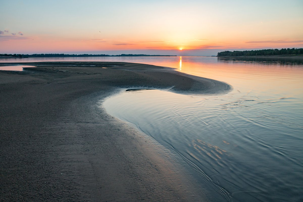 Река Волга и море