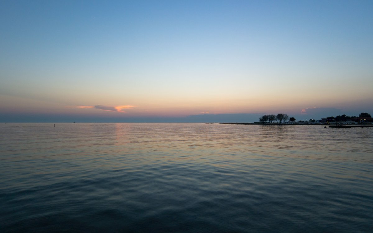 Море с неровным горизонтом