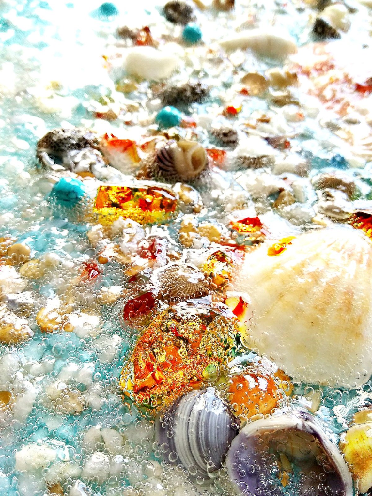 Янтарь на фоне моря
