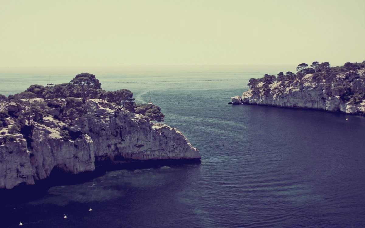 Бухта скалы море