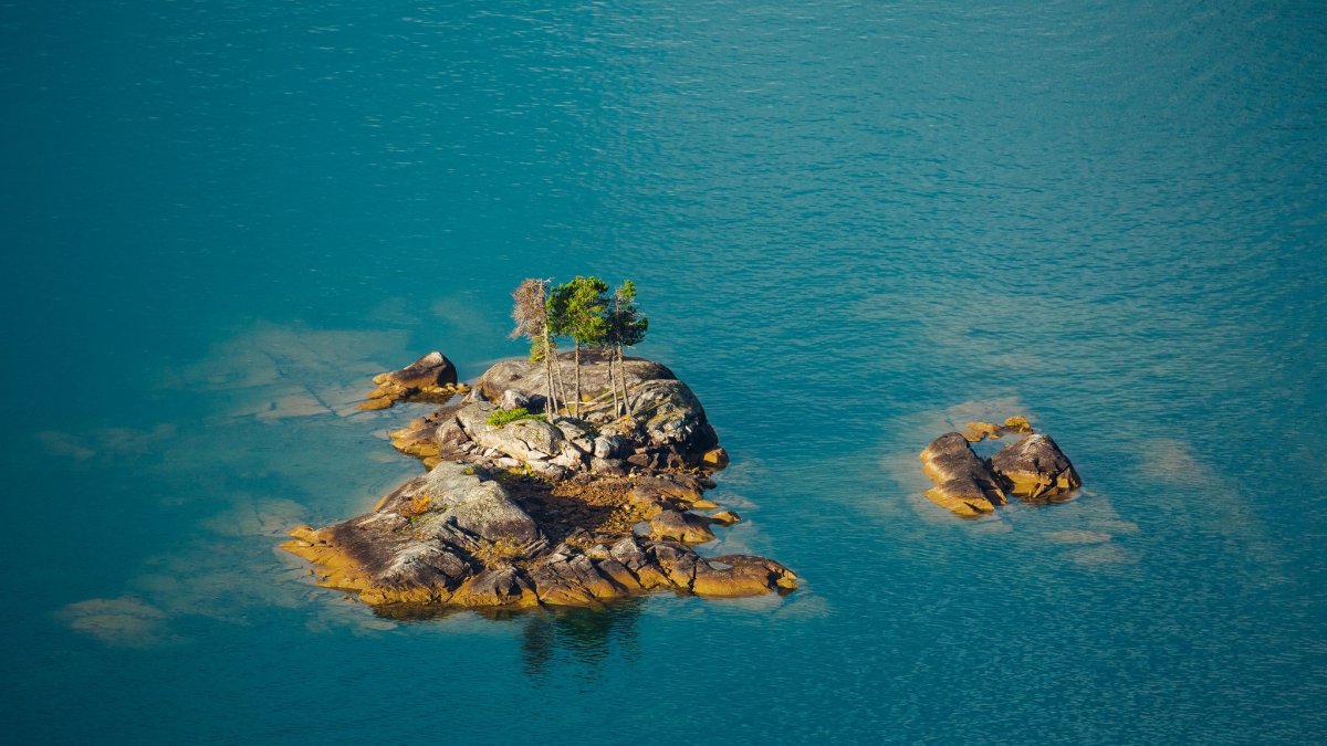 Каменный остров в море