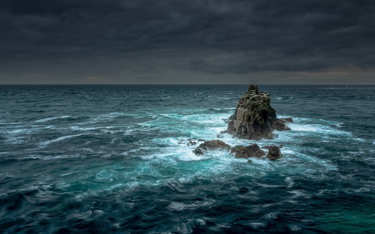 Море скалы шторм