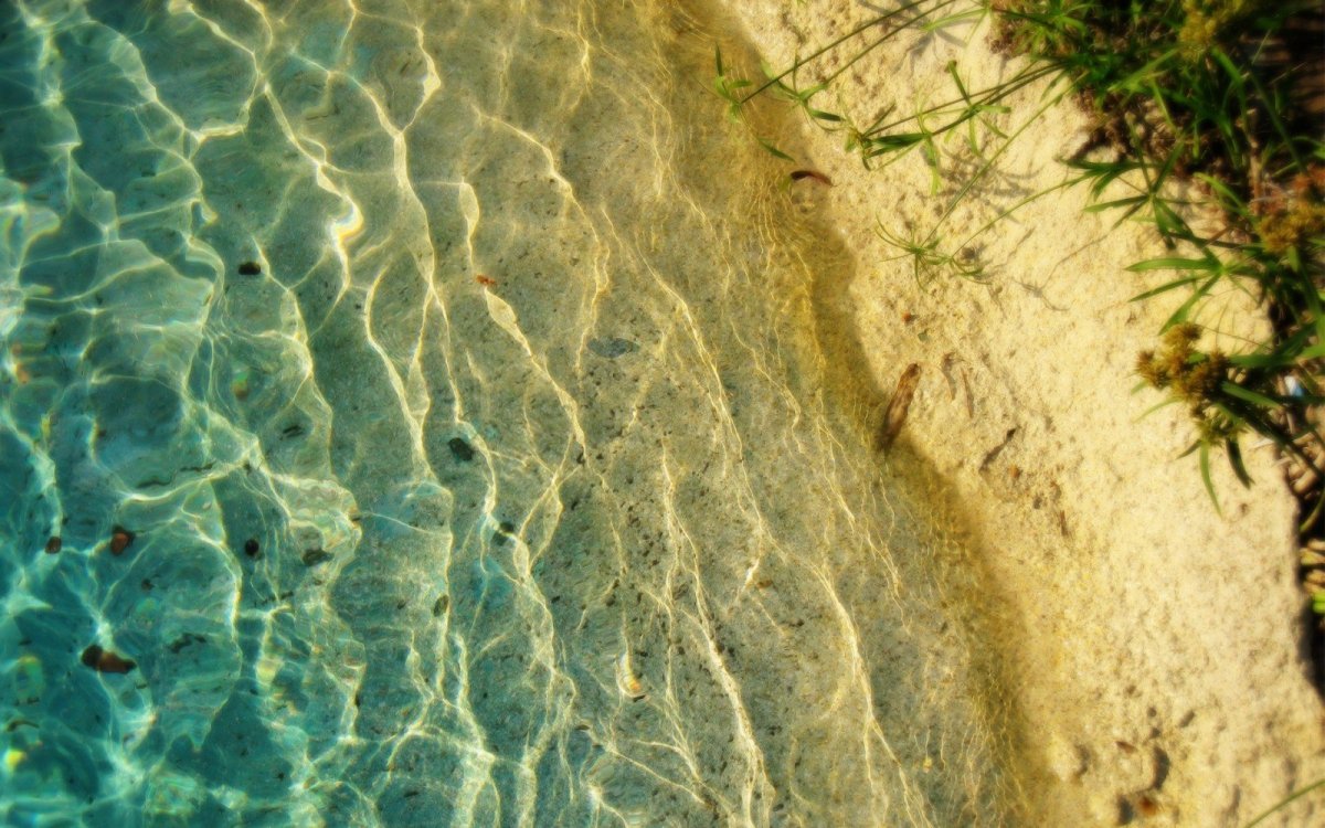 Прозрачная вода песок