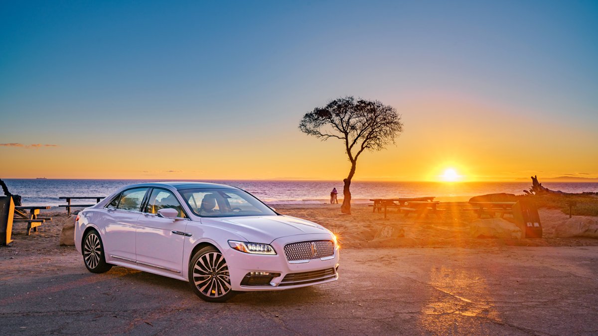 Белый Lincoln Continental 2017