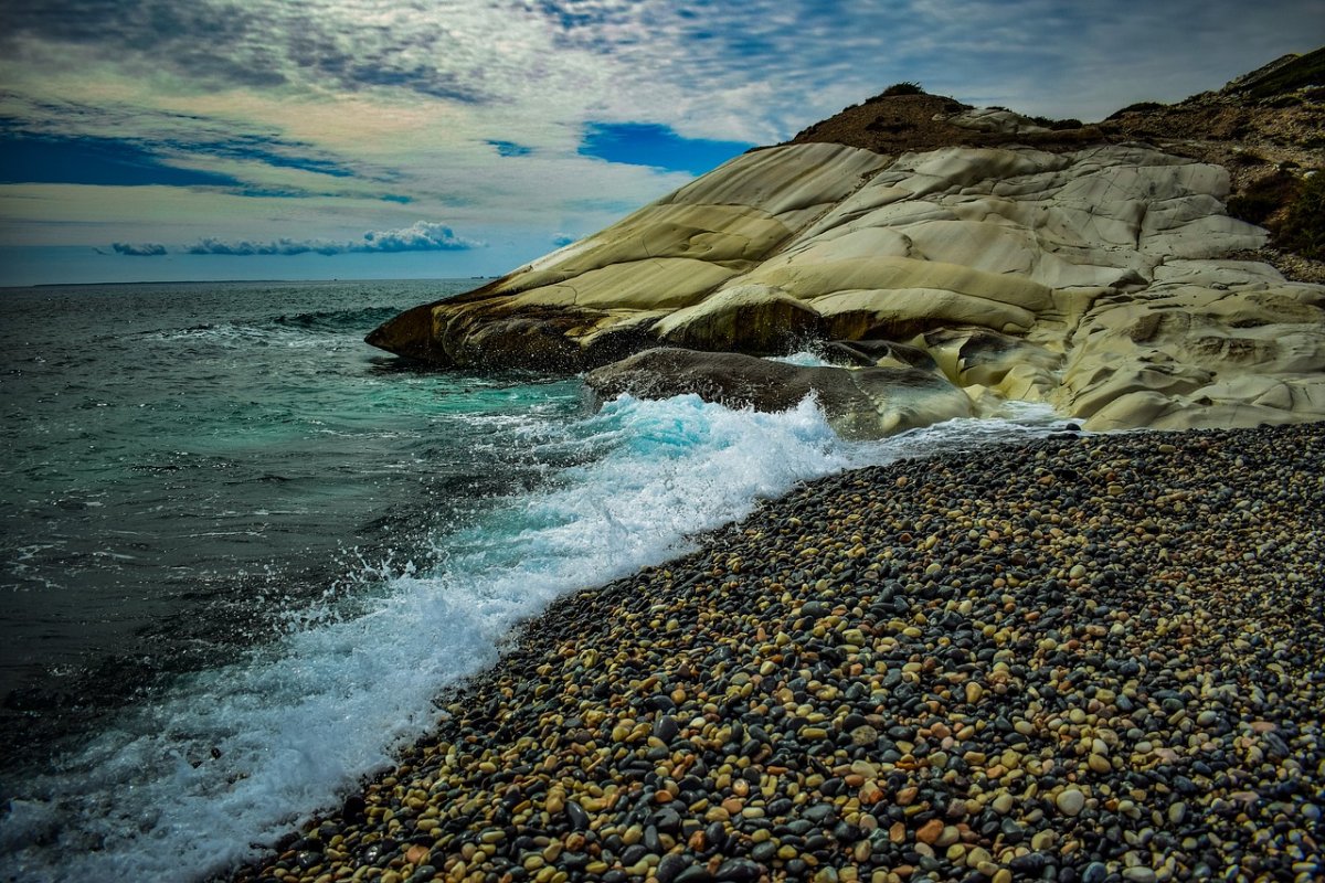 Каменистый пляж и море