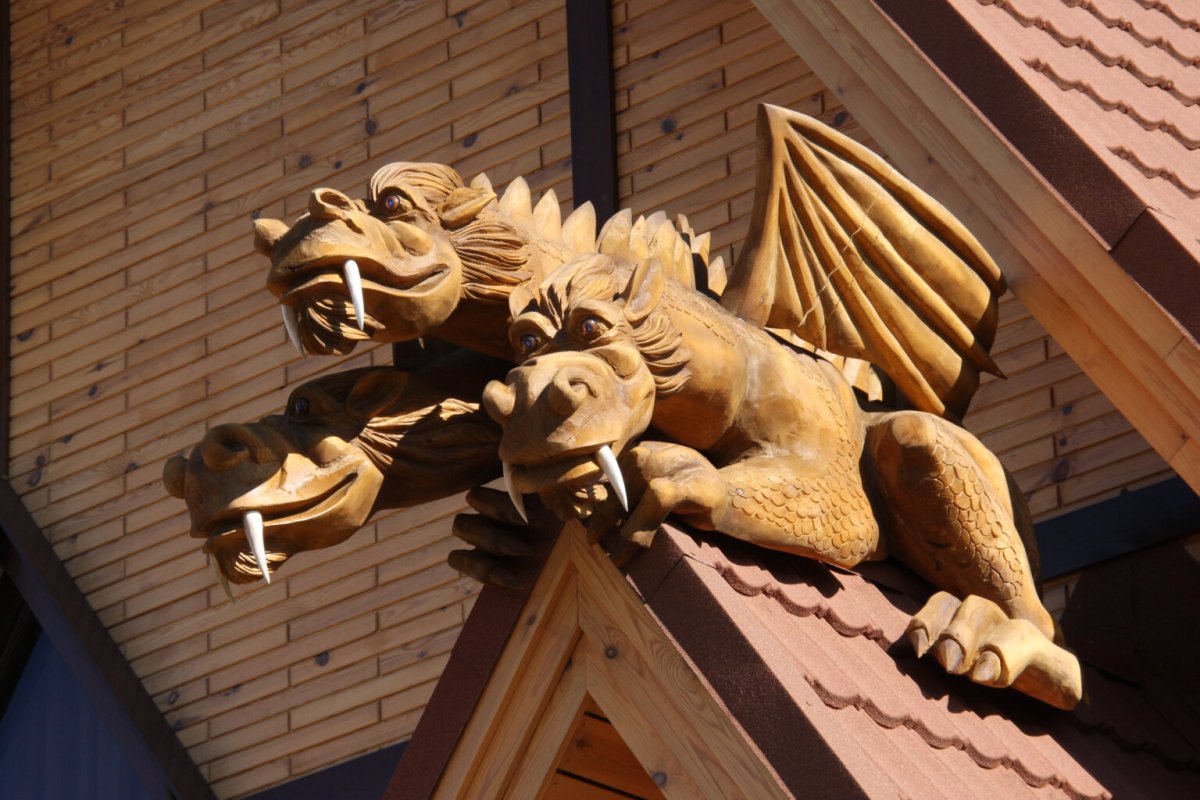 Драконы на крышу деревянные