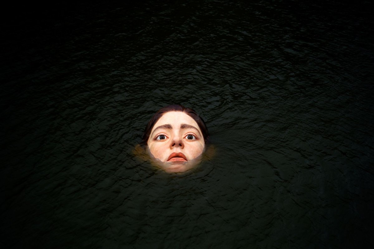 Скульптура голова девушки в воде