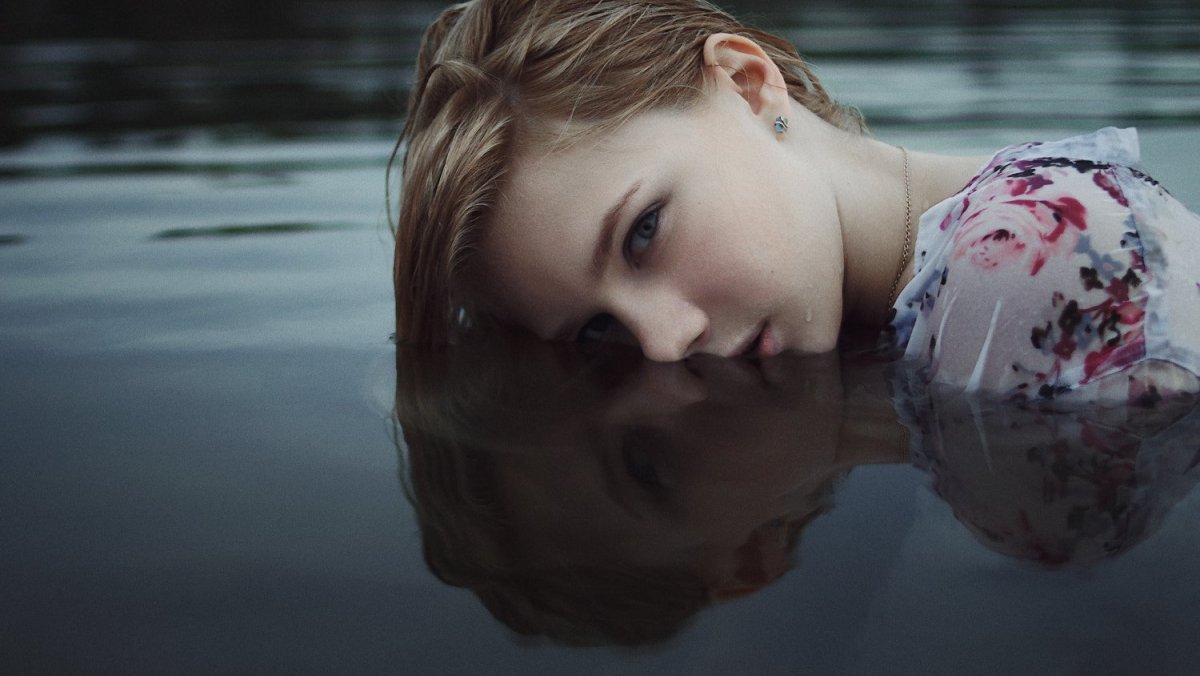 Отражение лица в воде
