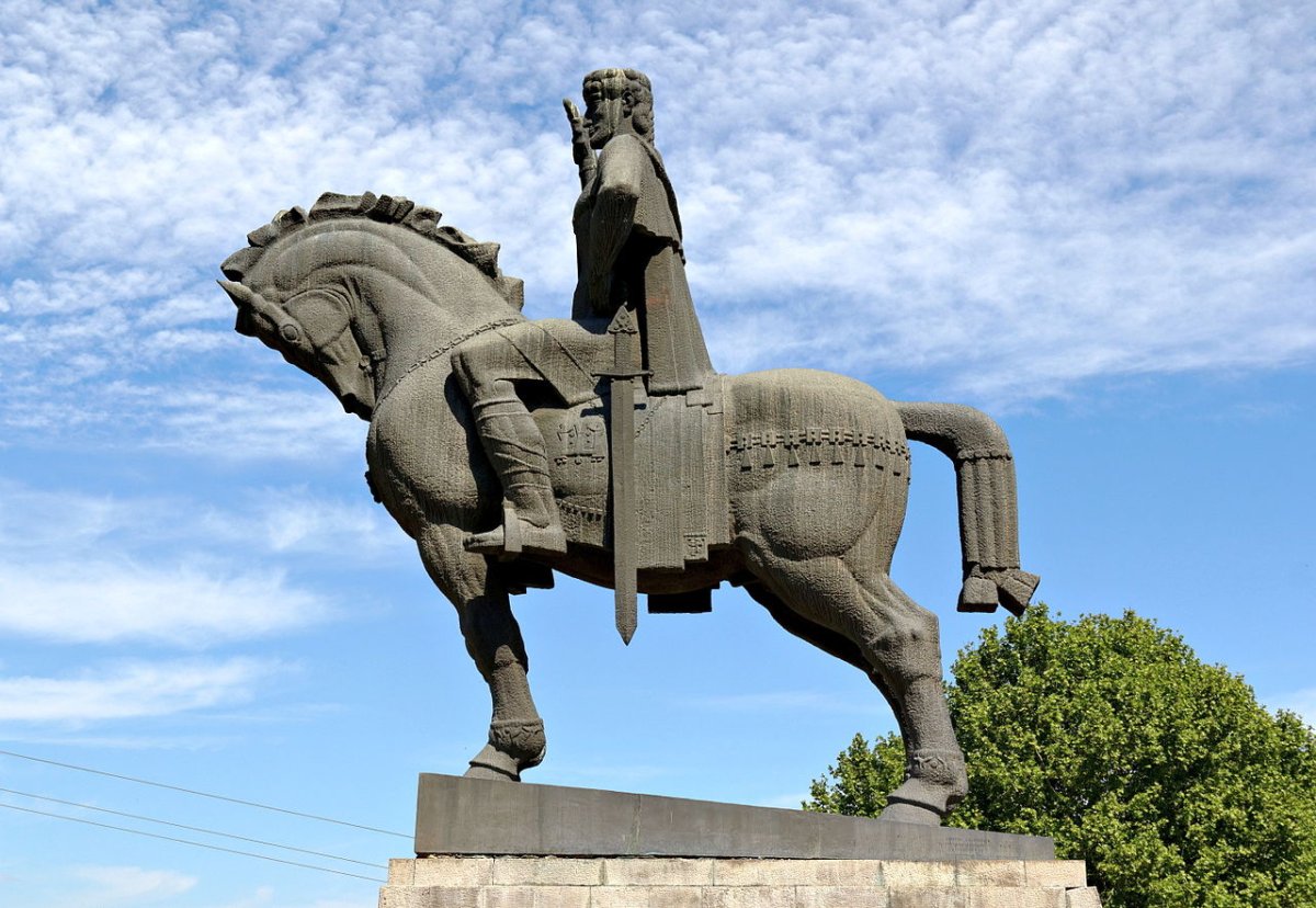Памятник Вахтангу Горгасали в Тбилиси