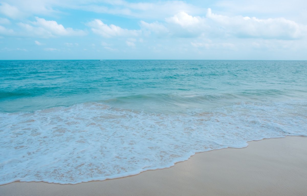 Светло голубое море