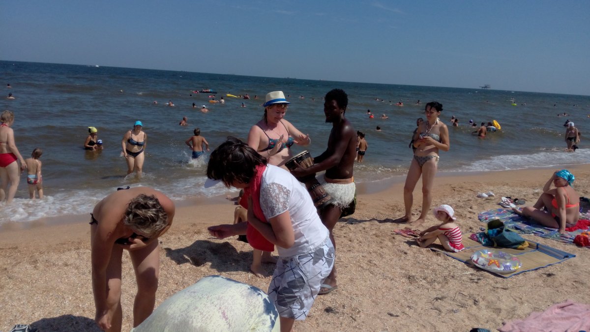 Азовское море с людьми