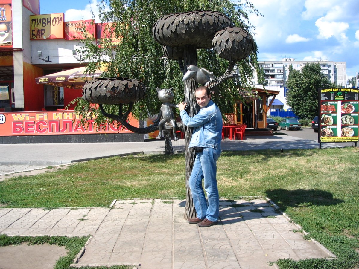 Памятники коту на ул.Генерала Лизюкова