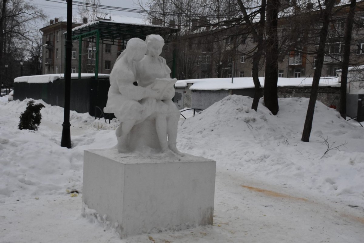 Скульптура читающие пионерки