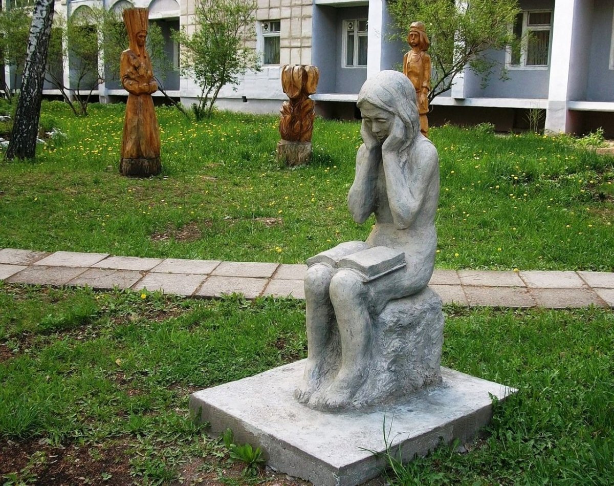 Скульптура чтение