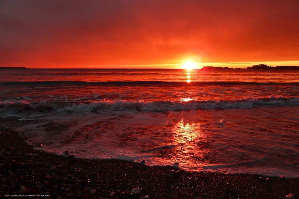 Красный закат на море