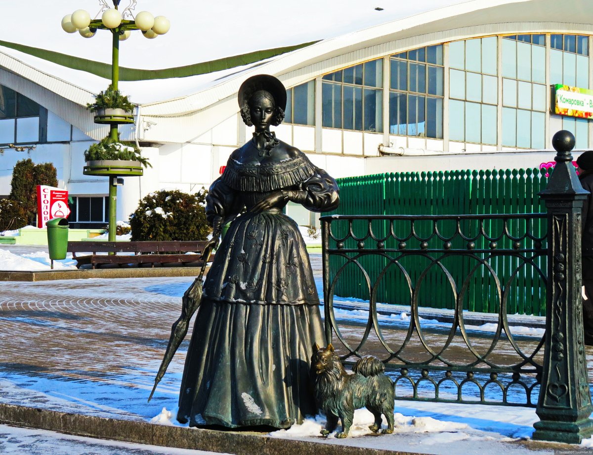 Памятник дама с собачкой Минск