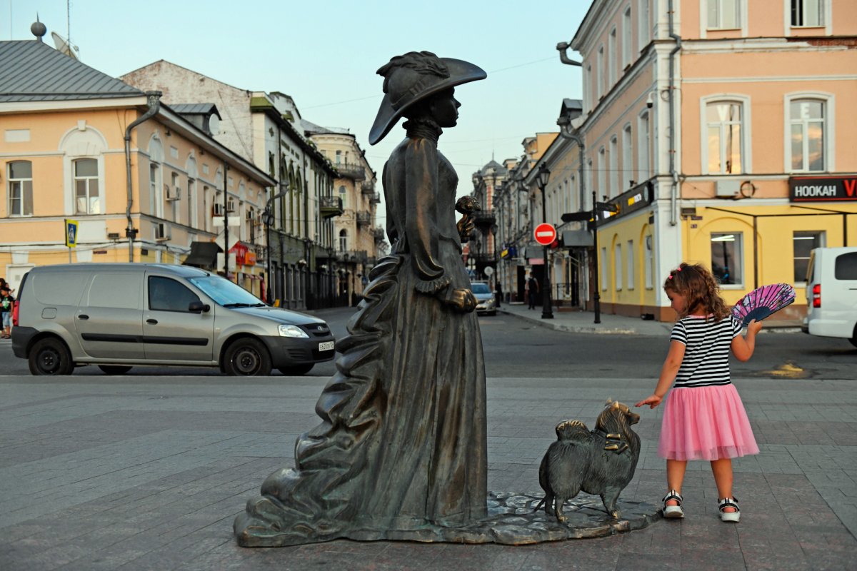 Статуя дамы с кошкой в Юрмале