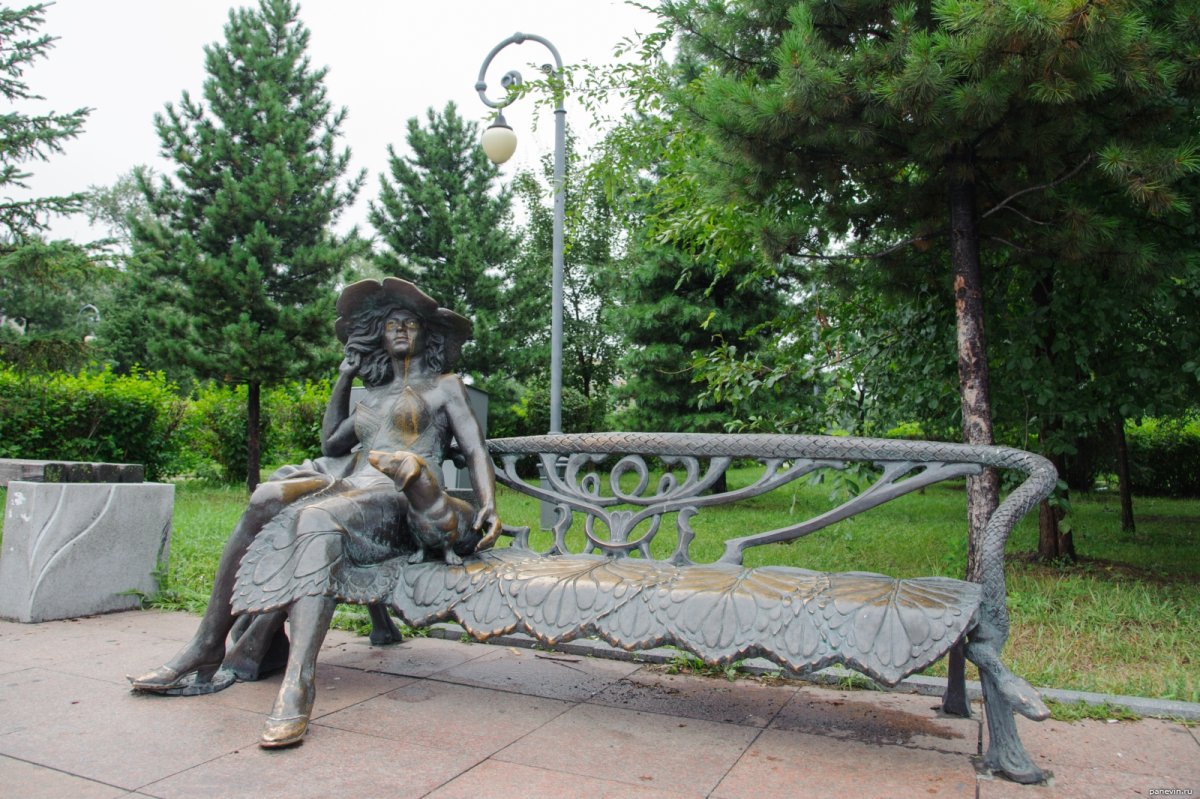 Памятник дама с собачкой в Хабаровске