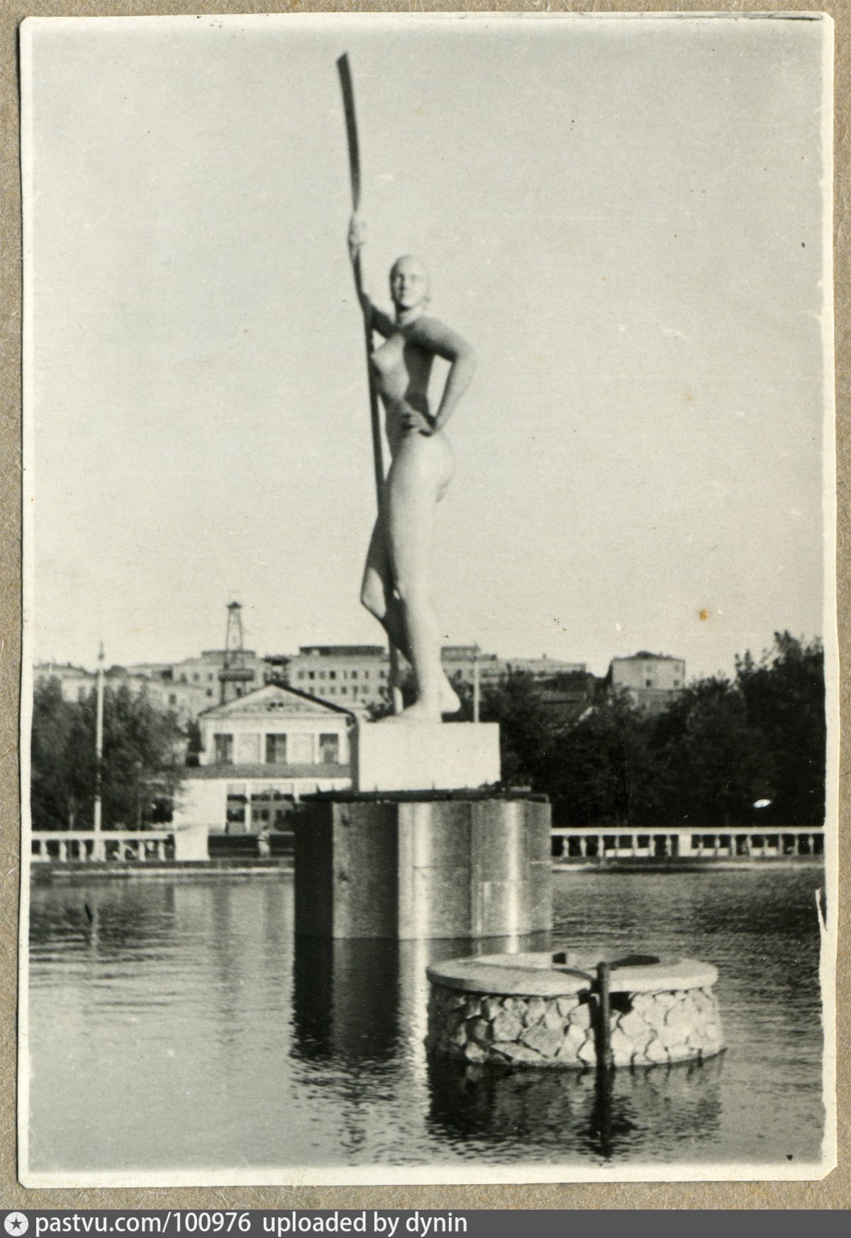 «Девушка с веслом» (1936 г., ЦПКИО имени Горького, Москва)