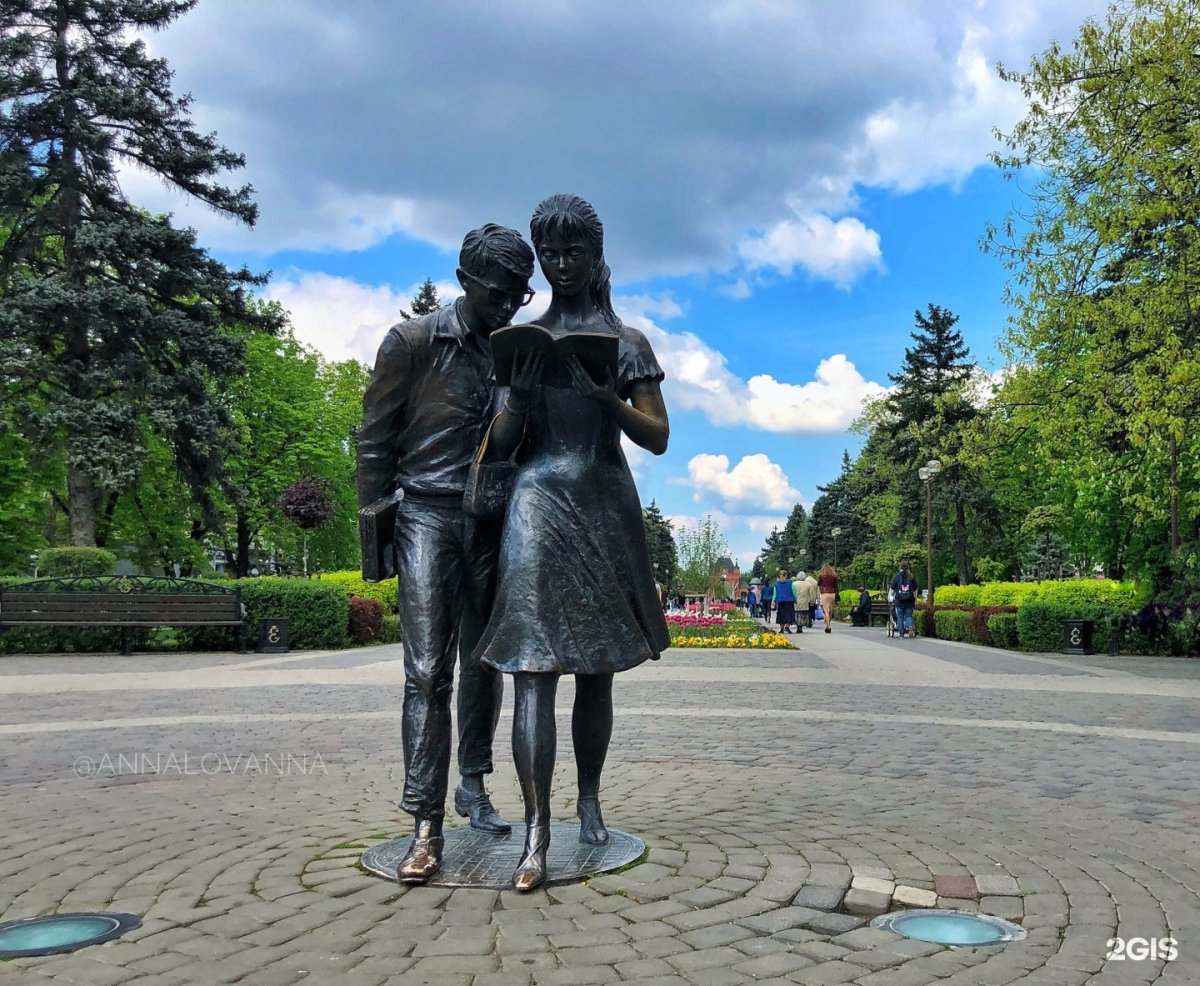 Памятник Шурику и Лидочке в Краснодаре