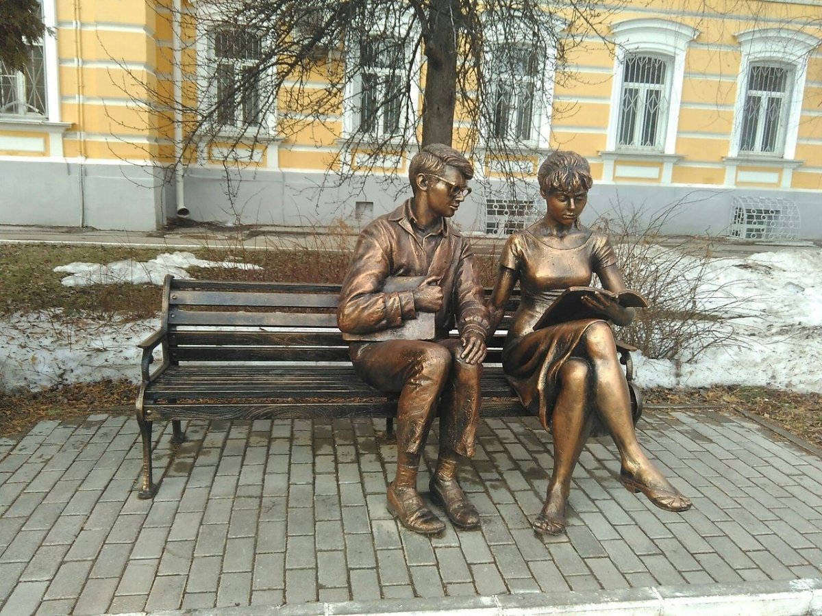 Памятник Шурику и Лиде в Москве