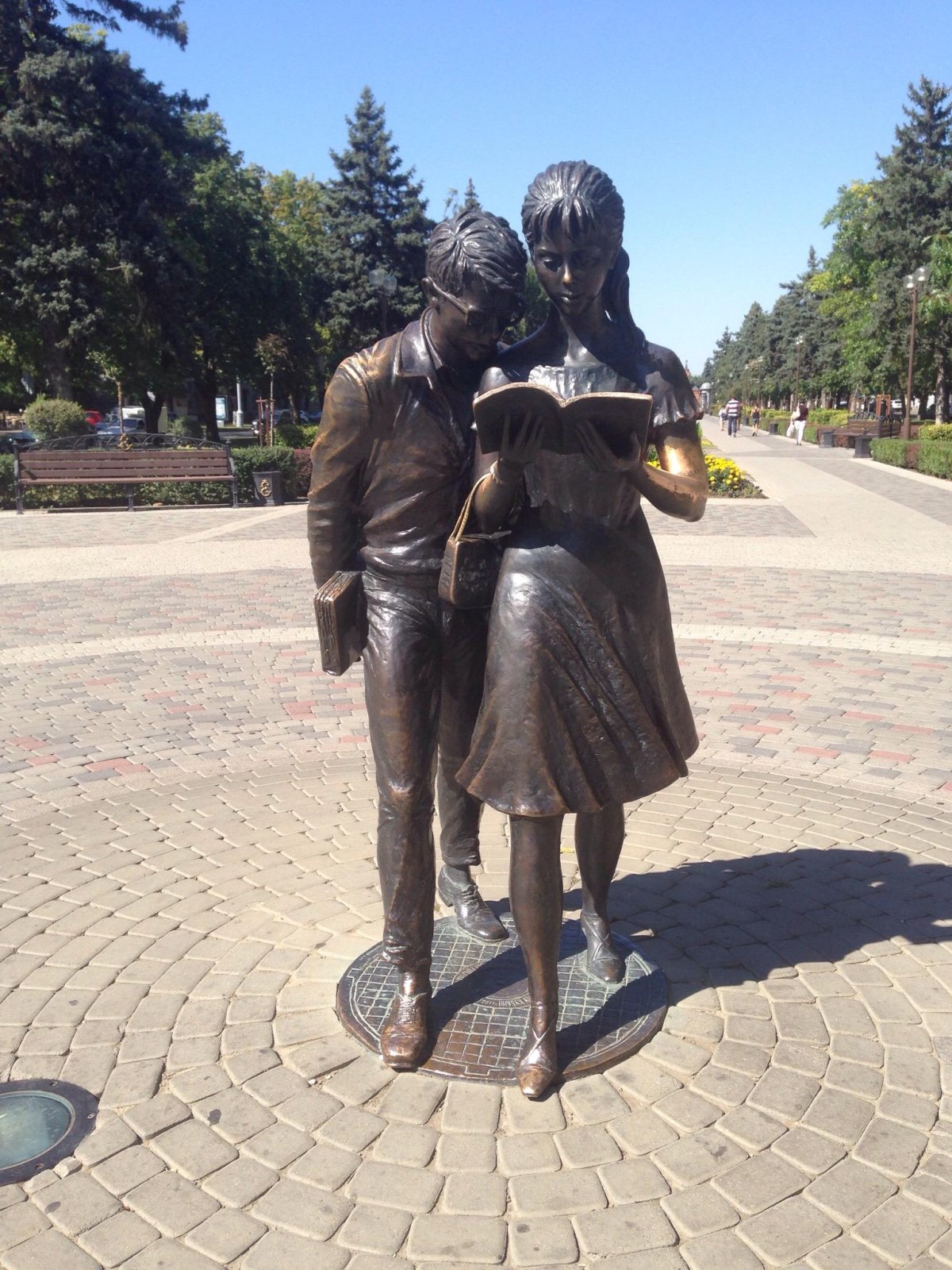 Памятник Шурику и Лидочке в Белгороде