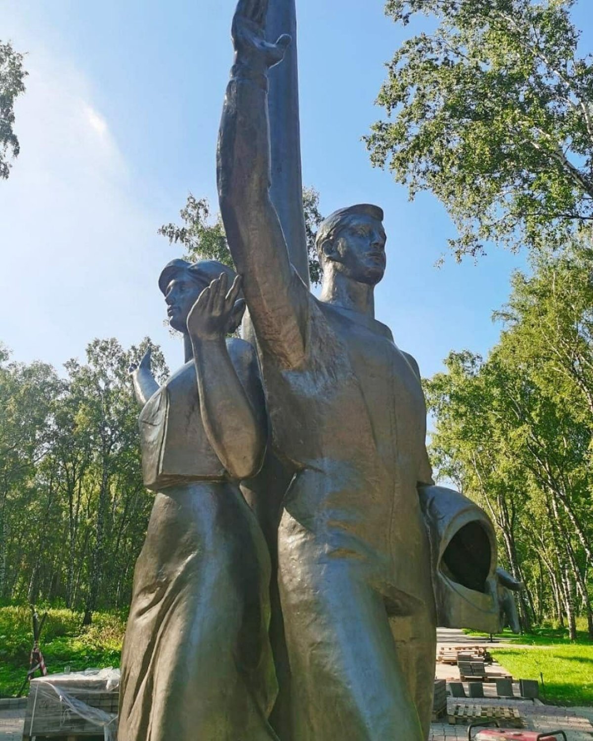 Памятник молодым покорителям космоса Кемерово
