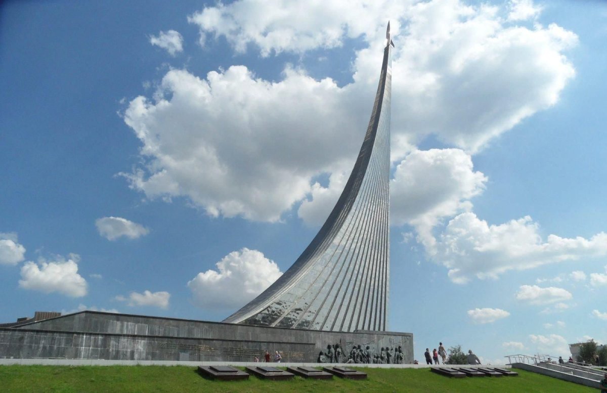 Памятник-Обелиск «покорителям космоса» — Москва