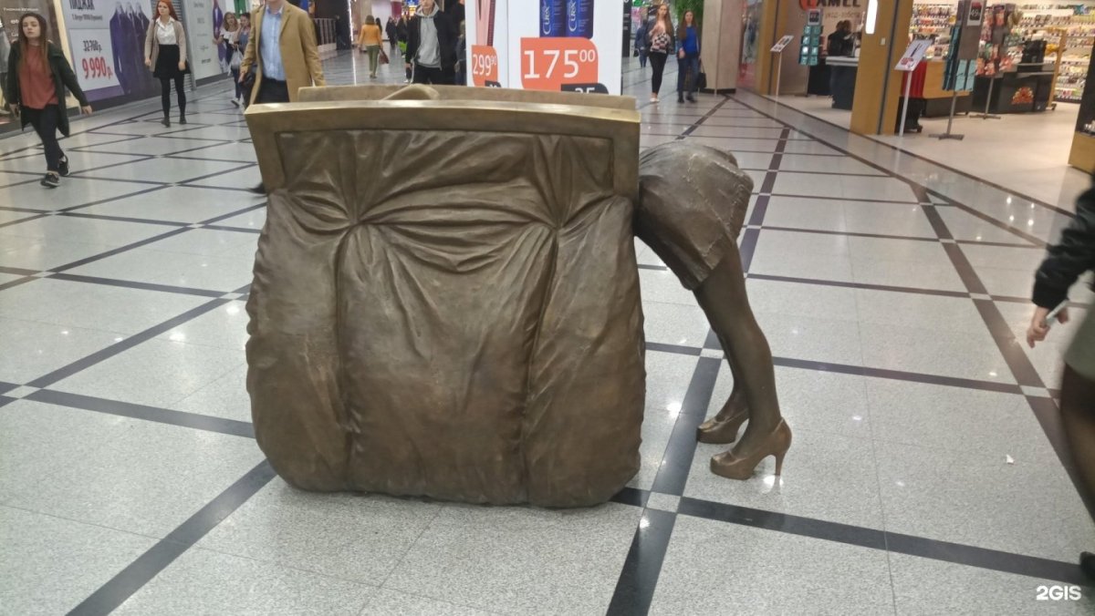 Памятник женской сумочке Екатеринбург Гринвич