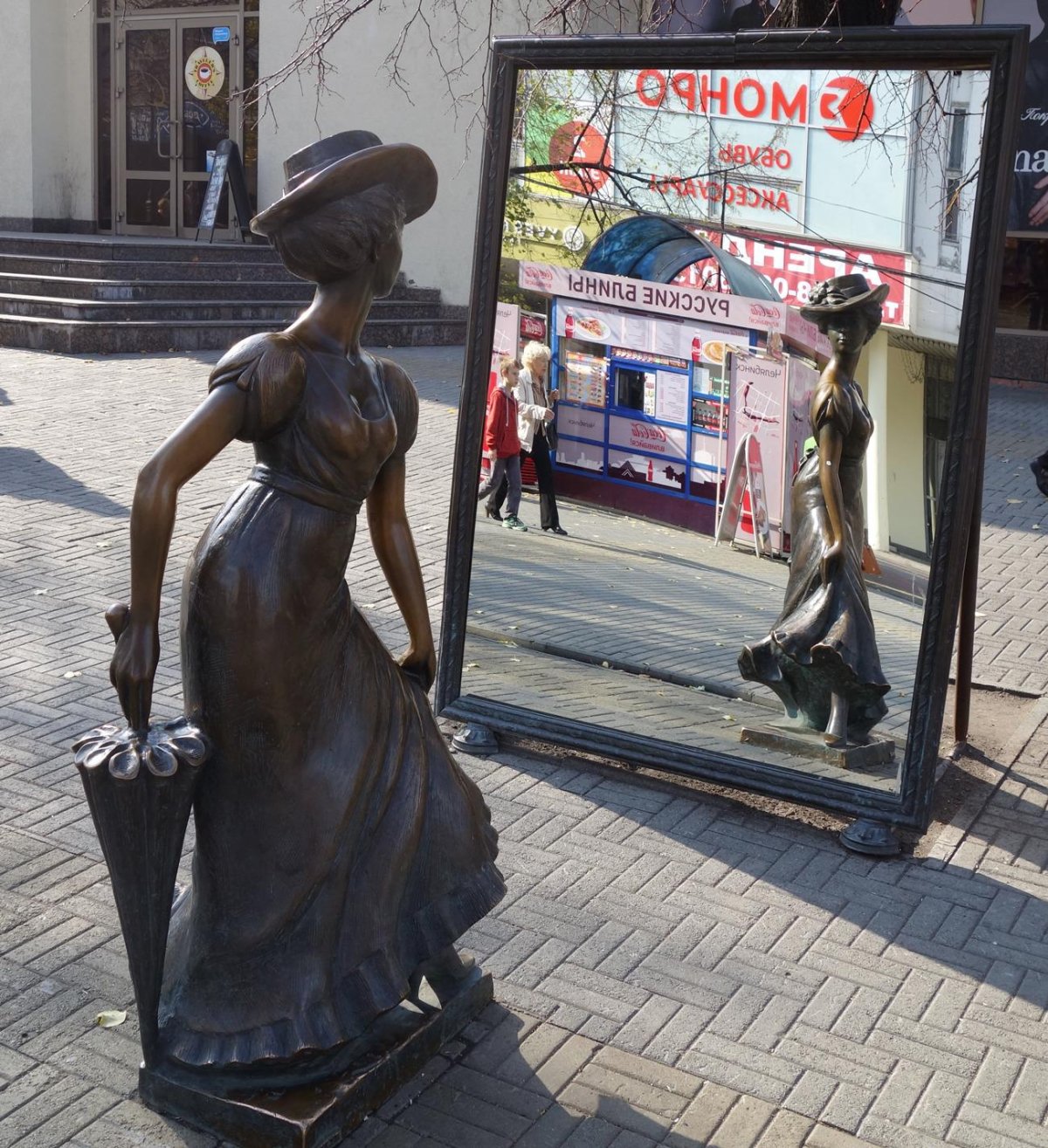 Челябинск модница у зеркала