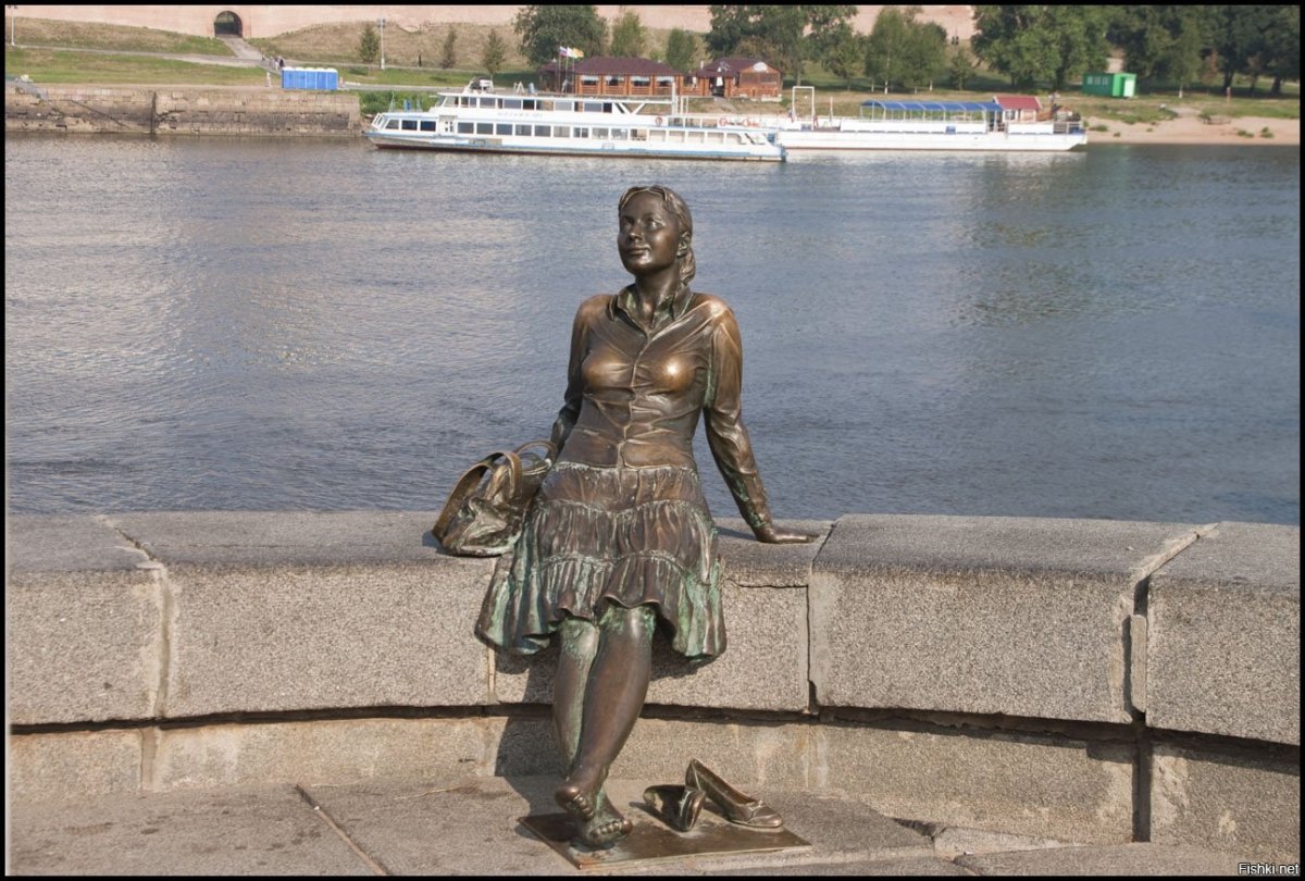Великий Новгород памятник туристке