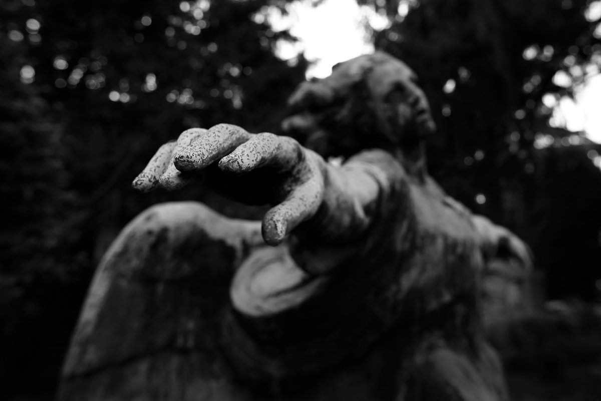 Мрачная античная статуя