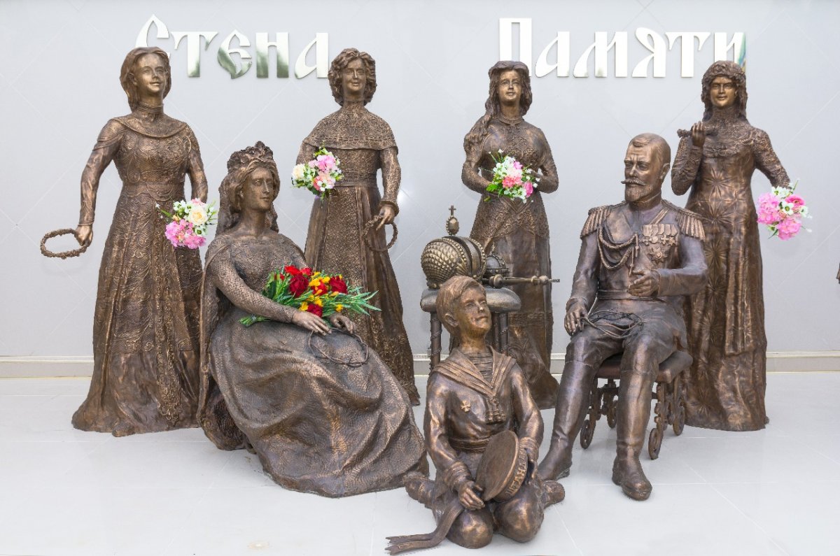 Памятник семье Романовых в Бийске