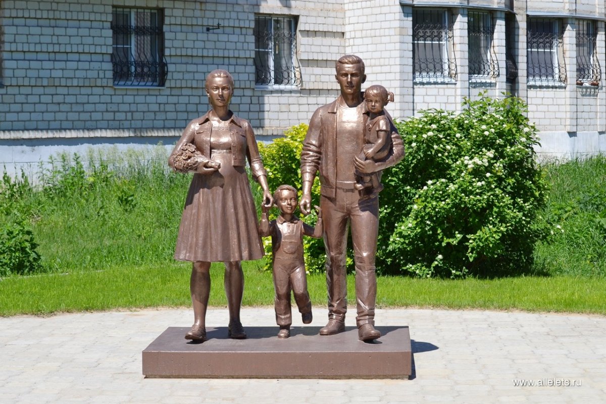 Памятник семье в Саратове