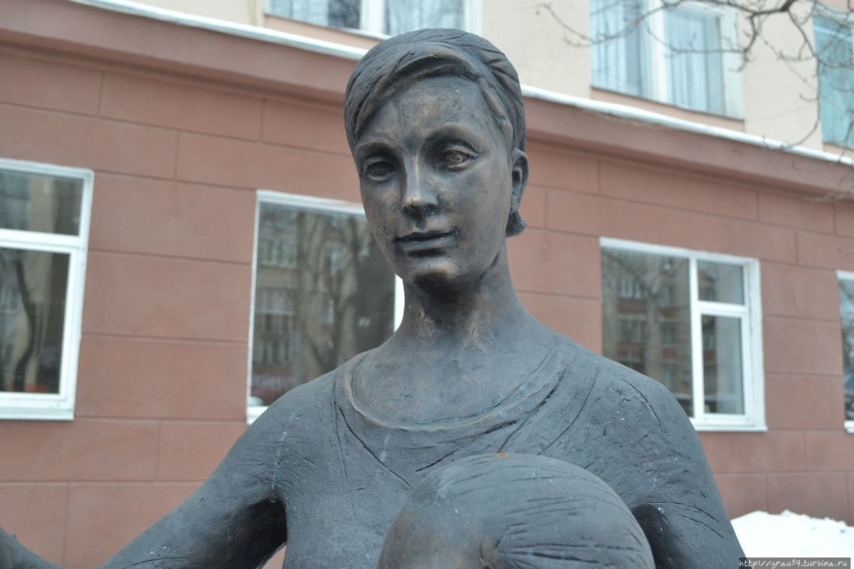 Памятник голова на телеге