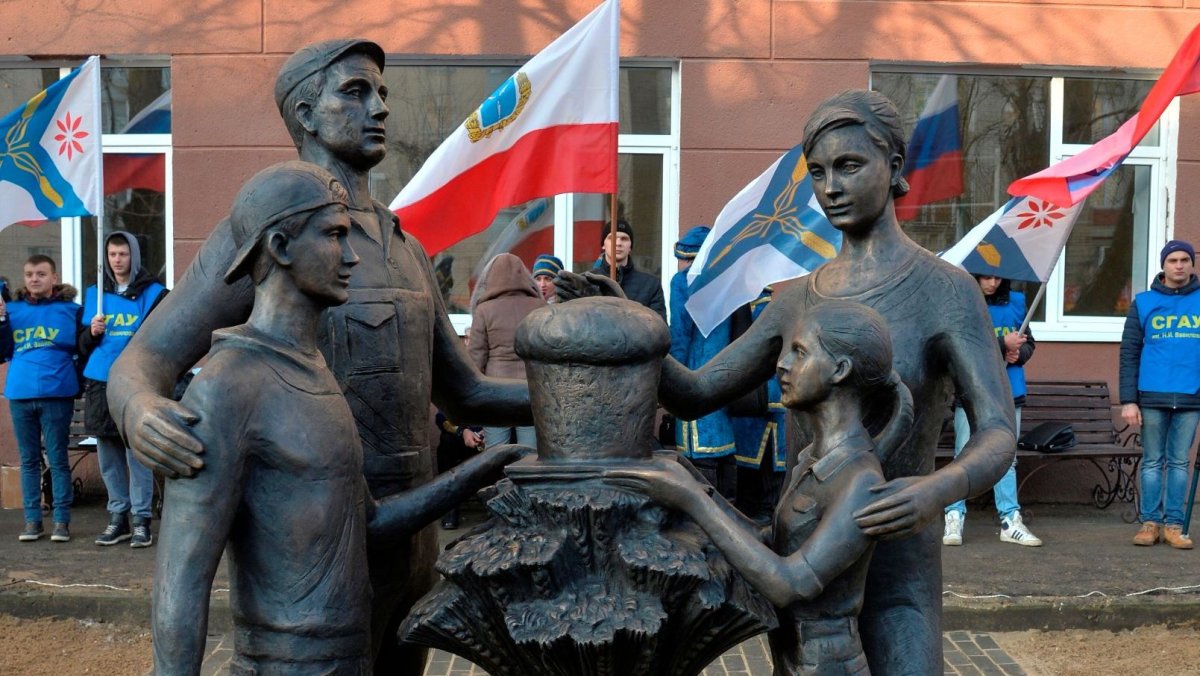 Памятник хлеб всему голова Саратов