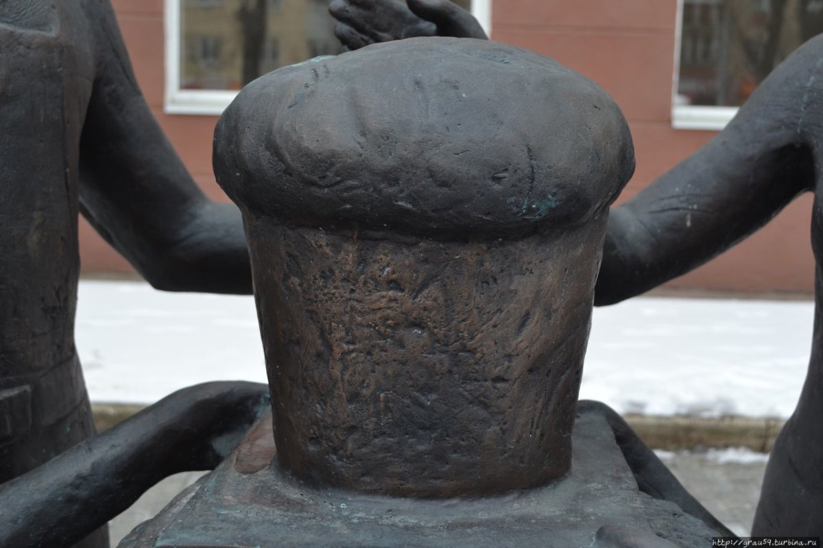 Памятник саратовскому Калачу