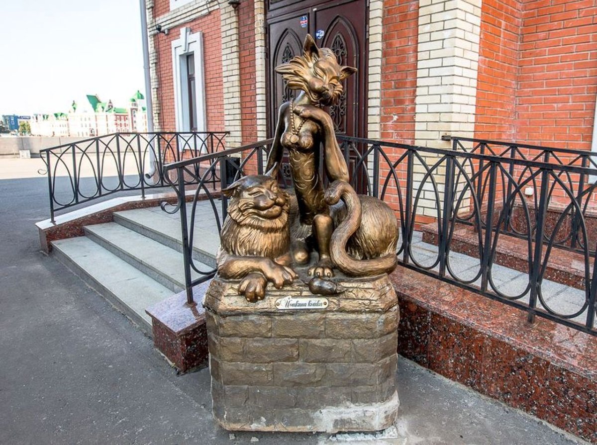 Скульптура Йошкин кот в Йошкар-Оле