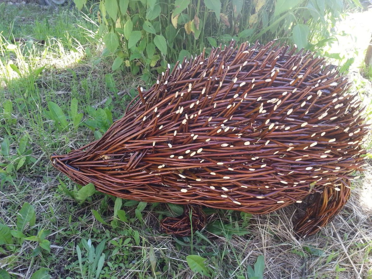 Садовая скульптура из прутьев