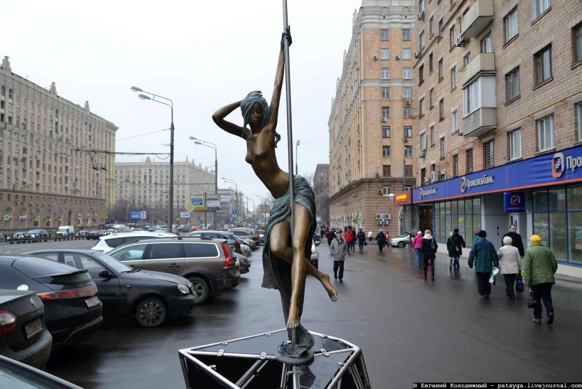 Памятник стриптизерше Москва