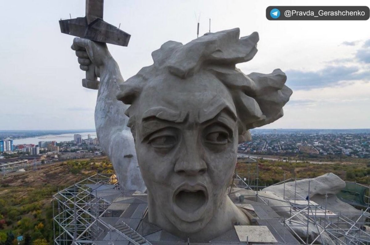 Памятник Родина мать в Волгограде вблизи