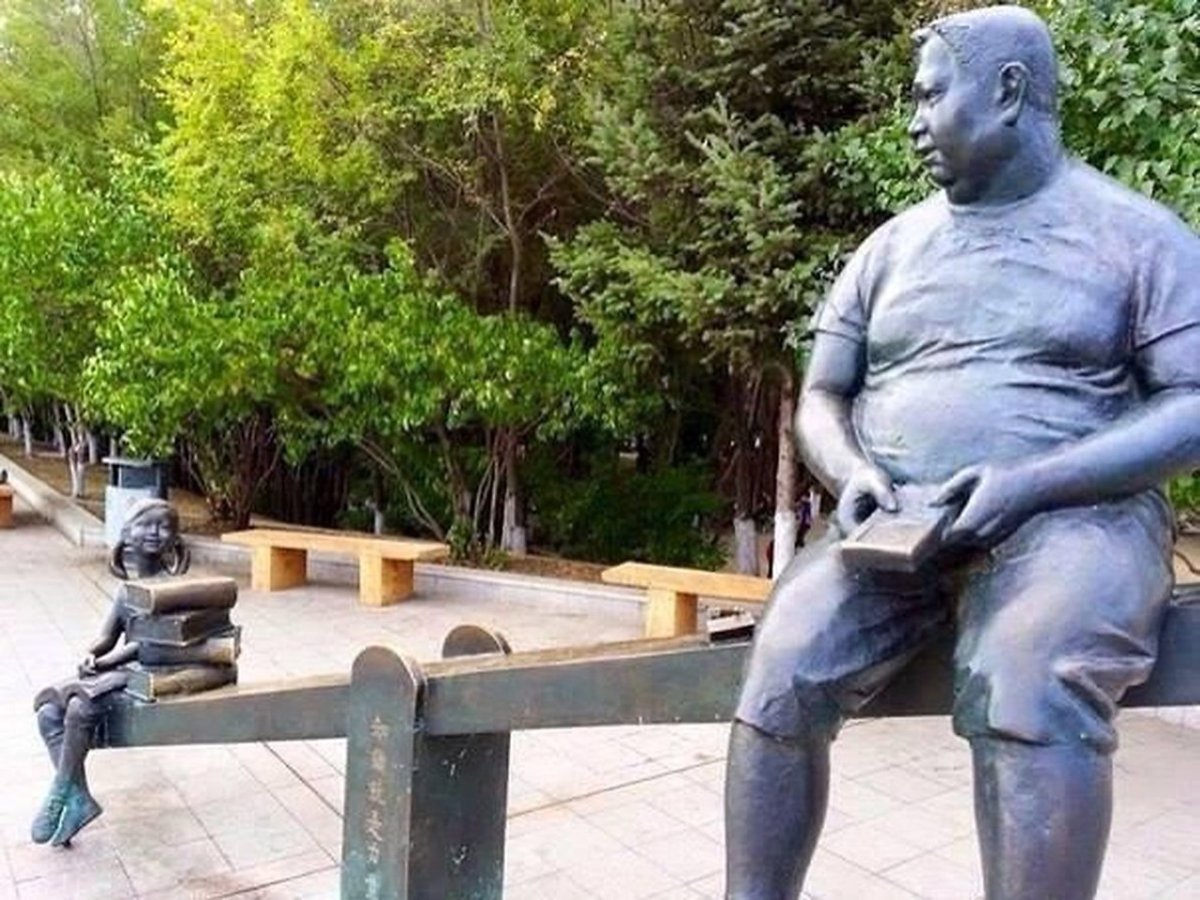 Памятник силе знаний в Китае