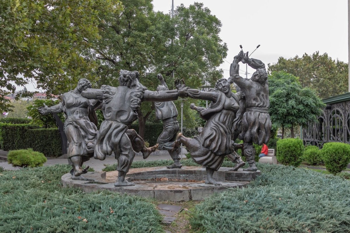 Памятник повелителям времени в Тбилиси