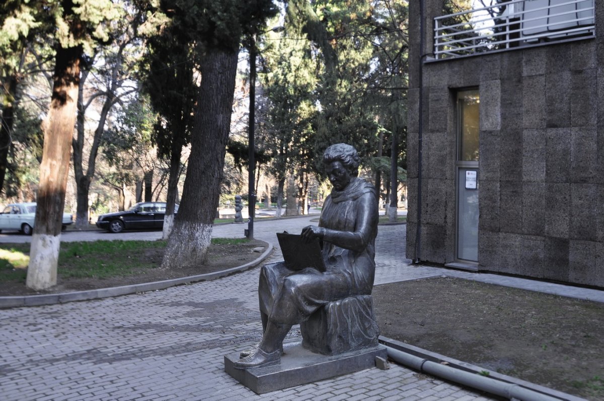 Проспект Руставели Тбилиси памятник
