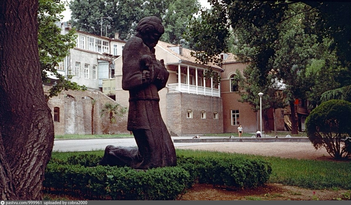 Памятник Пиросмани в Тбилиси